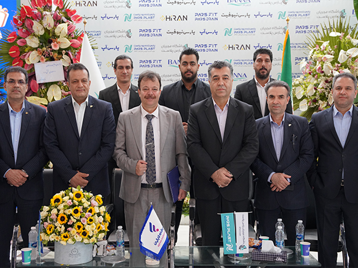 Signing of a Contract Between Refah Bank and Pars Zenderud Plast Industrial Group